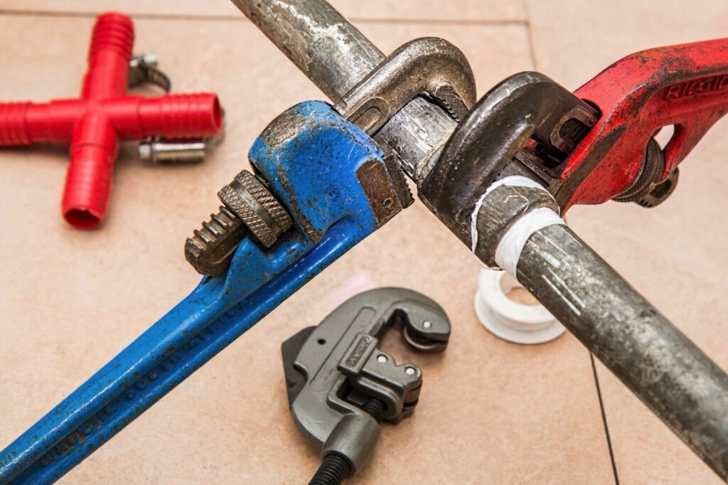 4 Factors Influencing Old Pipe Replacement Costs for Plumbing