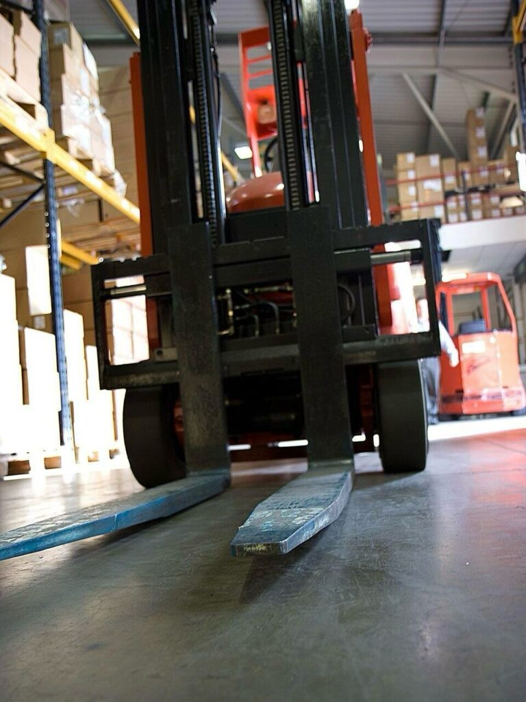 4 Ways to Choose the Right Piggyback Forklift for Your Business Needs